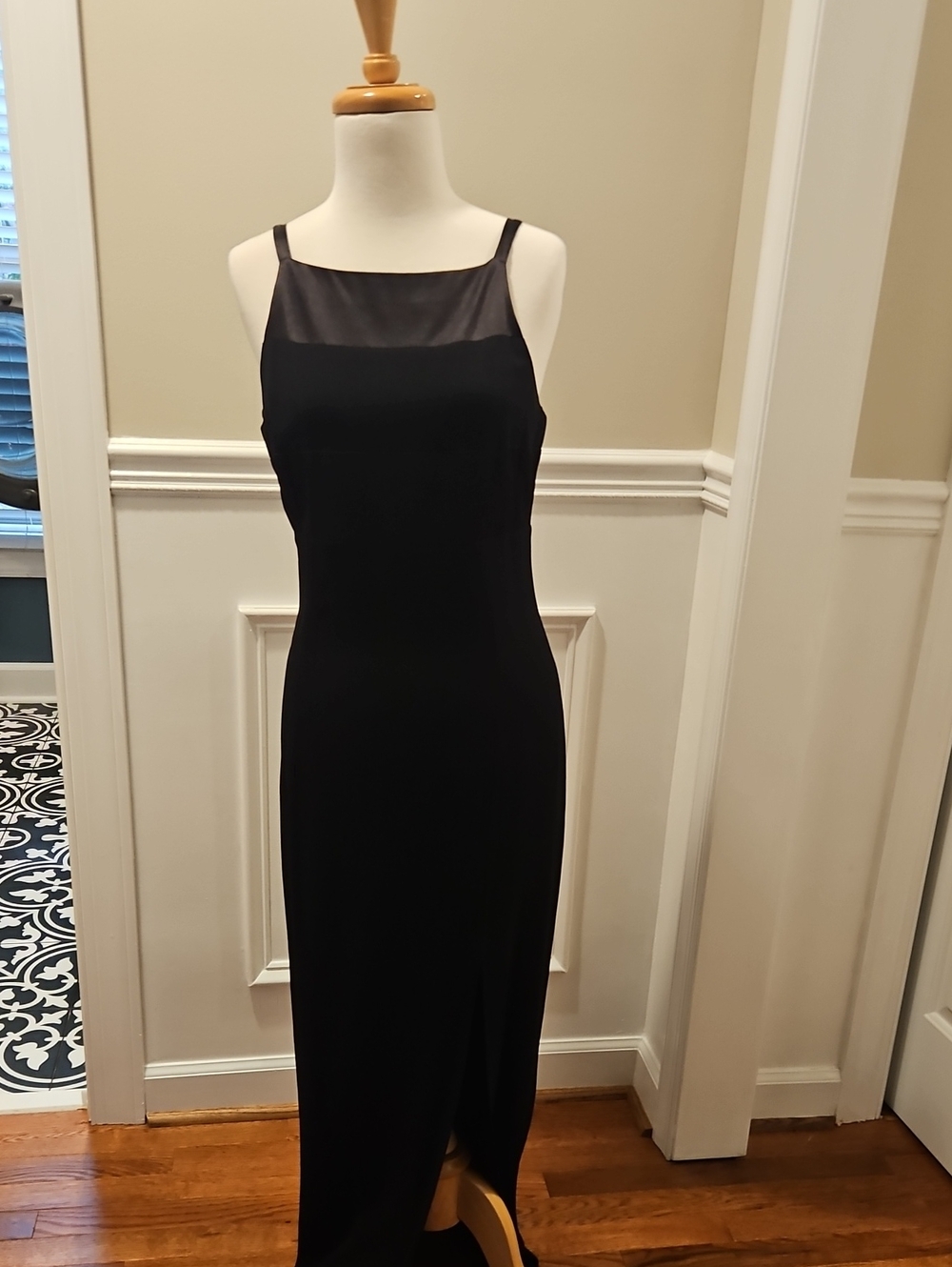 Elegant Black Sleeveless Evening Dress